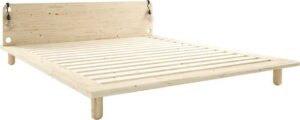 Dvoulůžková postel z masivního dřeva s lampami Karup Design Peek