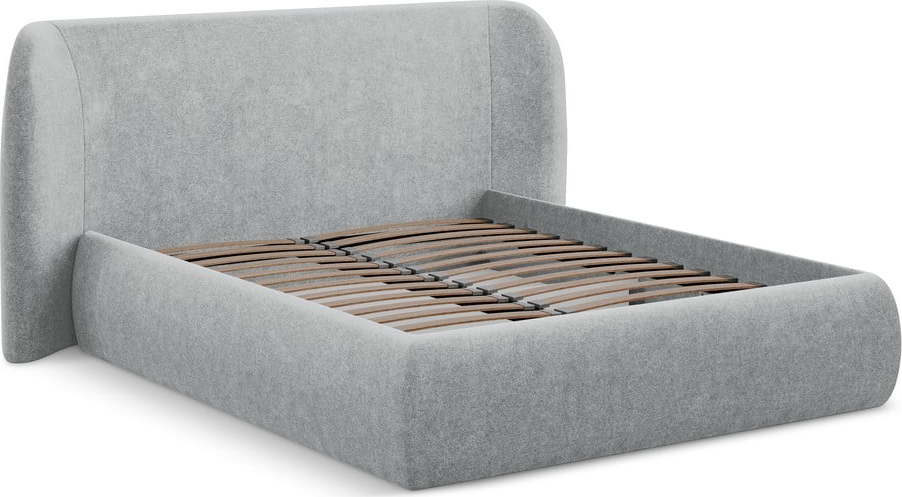Světle šedá čalouněná dvoulůžková postel s úložným prostorem s roštem 180x200 cm Hauke – Makamii Makamii
