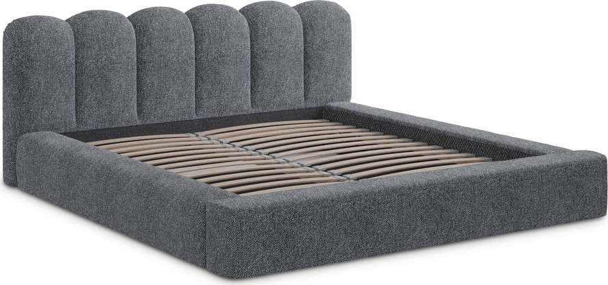 Tmavě šedá čalouněná dvoulůžková postel s úložným prostorem s roštem 180x200 cm Mano – Makamii Makamii